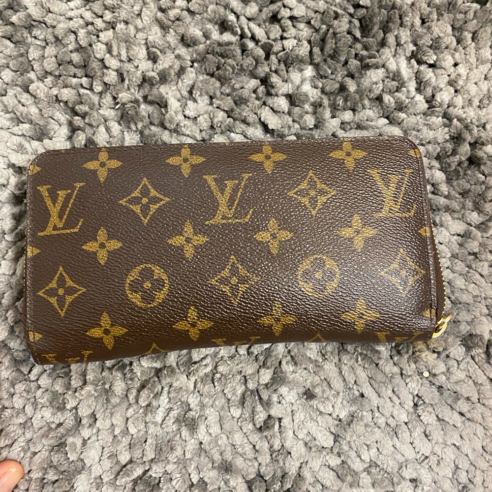 SOLD Authentic Louis Vuitton Zippy Wallet